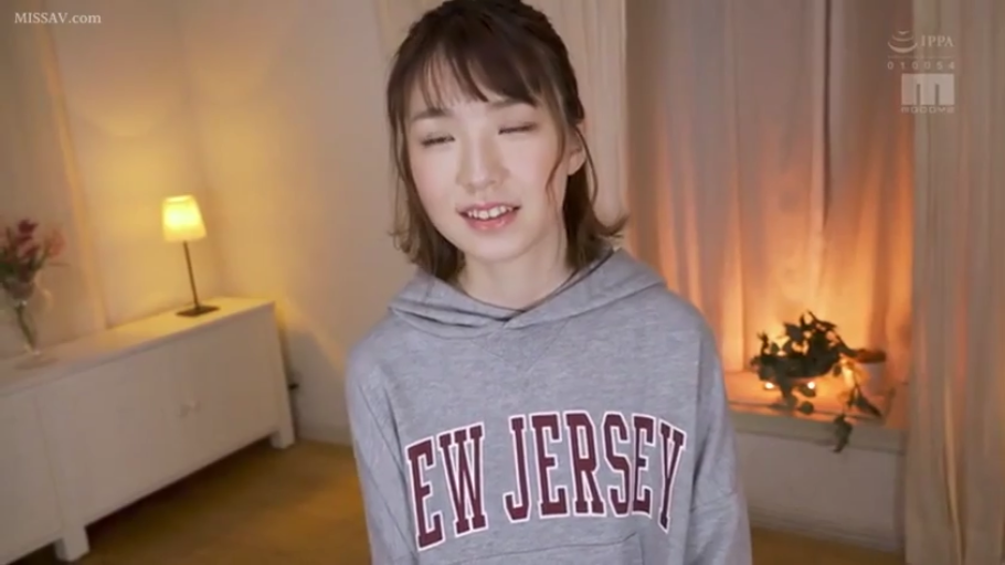 微笑 · 台灯 · 上半身 · 室内房间 · 灰色卫衣 · 正面 · 对视谈话 · 日本女优