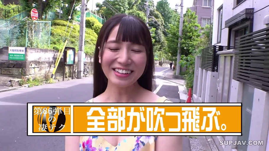 站立 · 面部特写 · 户外街道 · 碎花吊带裙