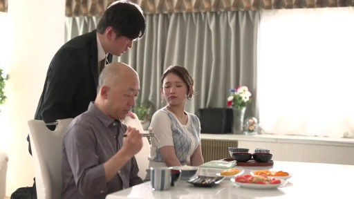 坐姿 · 严肃 · 中景 · 剧情 · 餐厅 · 西装 · 餐具 · 进餐