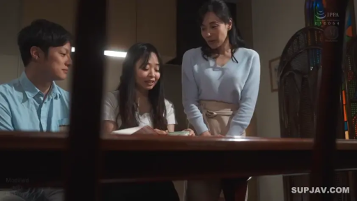 室内 · 坐姿 · 交谈 · 中景 · 微笑 · 桌子 · 休闲服