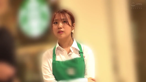 平静 · 绿色围裙 · 上半身特写 · 咖啡店 · IPPA标识