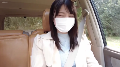 眯眼笑 · 面部特写 · 浅蓝色针织内搭 · 汽车内部