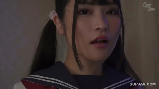 室内 · 注视 · 面部特写 · 水手服制服 · 发圈 · 光线较暗