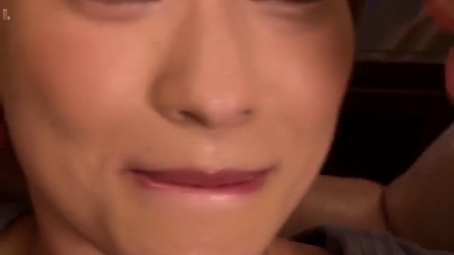 室内 · 微笑 · 注视 · 仰视 · 高清 · 面部大特写 · 灰背心