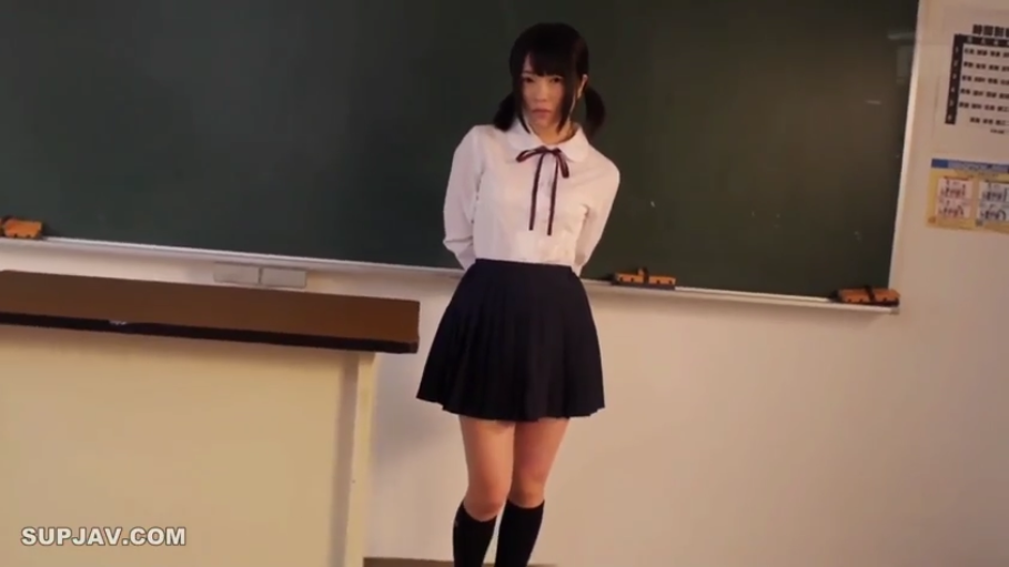 羞涩 · 教室 · 面部特写 · 白色长袖校服衬衫