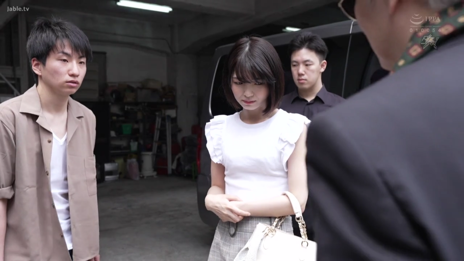 白色荷叶边短袖上衣 · 停车场 · 低头 · 女性面部特写 · 白色包