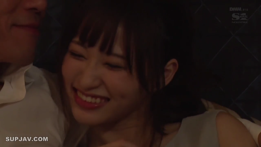 室内 · 面部特写 · 笑容 · 亲密接触 · 浅色背心 · 依偎