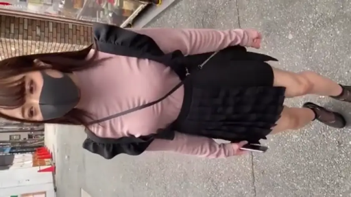 黑色鞋子 · 户外 · 全身特写 · 自然光 · 眼神看向镜头 · 黑色口罩