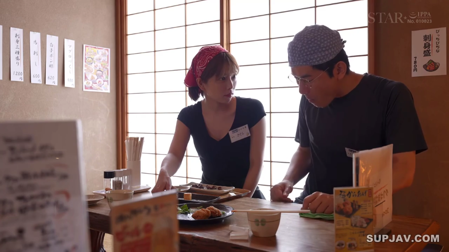 坐姿 · 专注 · 中景 · 交流 · 居酒屋 · 餐具 · 黑色低胸装 · 日本