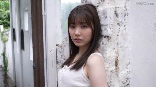 上半身特写 · 凝视 · 白墙下 · 白色细肩带背心