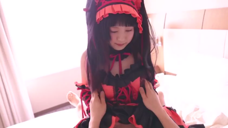 坐姿 · 抚摸 · 卧室 · 胸部特写 · 自然 · 红黑哥特萝莉装 · 第一视角（POV）