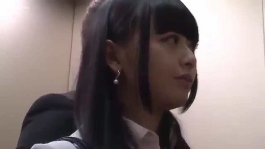注视 · 深色制服外套 · 面部特写 · 电梯