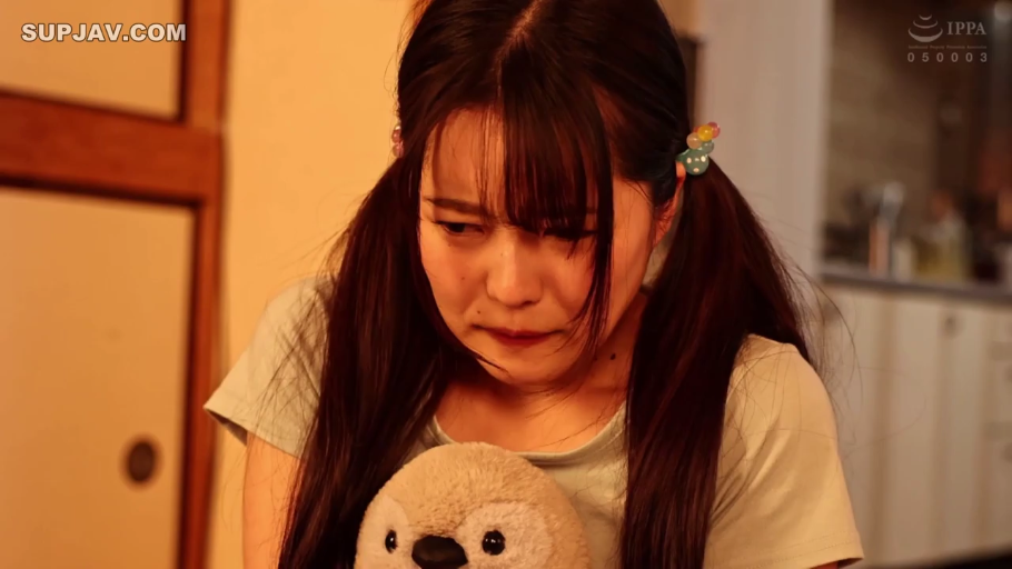 室内 · 坐姿 · 委屈 · 特写 · 双马尾 · 浅色T恤 · 毛绒玩具 · 抱玩具