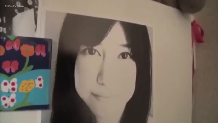 室内 · 微笑 · 面部特写 · 注视 · 正面 · 照片 · 黑白