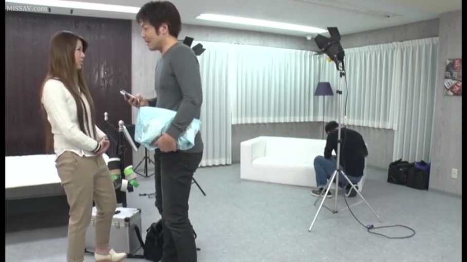 站立 · 自然 · 对话 · 远景 · 摄影棚 · 休闲服 · 摄影器材 · 幕后