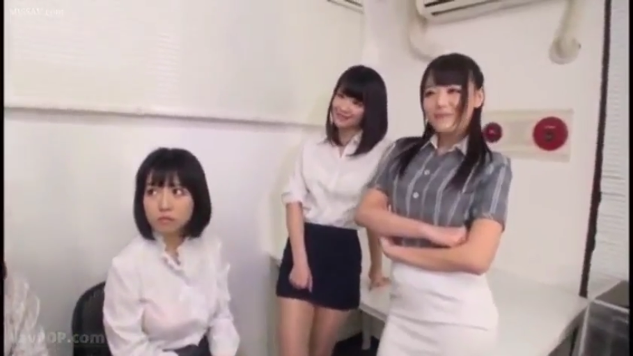 办公室 · 办公桌 · 中景 · 站姿 · 微笑 · 职业装 · 注视 · 多人