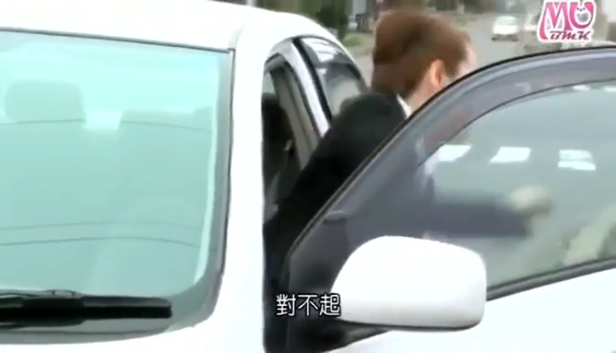 中文字幕 · 黑色西装 · 神色匆忙 · 轿车旁 · 男人侧脸