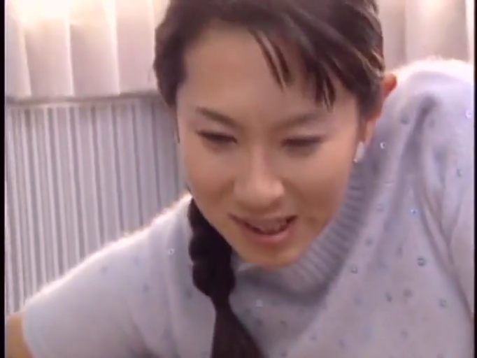 室内 · 娇羞 · 面部表情特写 · 淡蓝色毛绒针织衫