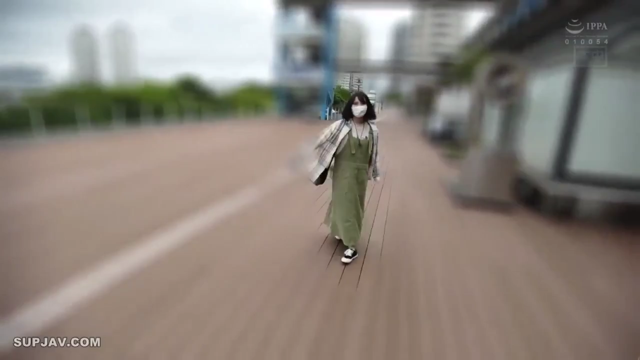 佩戴口罩 · 室外长廊 · 口罩 · 运动鞋 · 中景镜头 · POV视角感