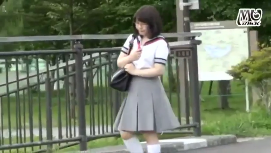 平静 · 马路边 · 白色长袜 · 单肩包