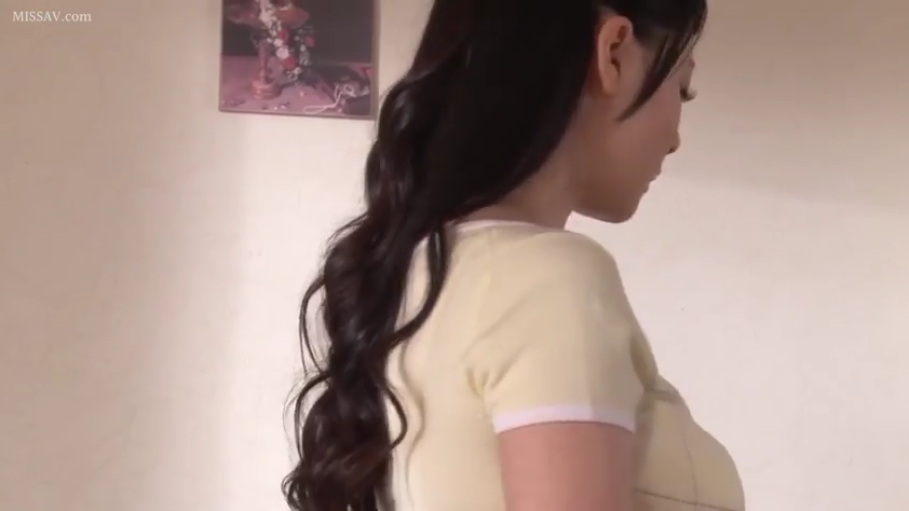 室内 · 黄色短袖 · 侧姿