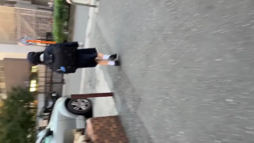 街道 · 书包 · 深色运动鞋