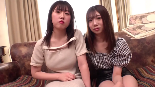 困惑 · 室内沙发 · 人物面部特写 · 黑色皮短裙 · 大量日元现金 · 撒钱