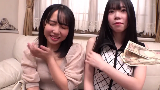 室内 · 坐姿 · 上半身 · 常服 · 笑容 · 素人 · 现金 · 展示现金