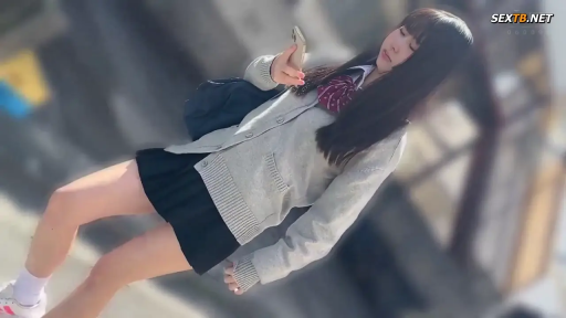 专注 · 站立 · 中景 · 手机 · JK制服 · 户外 · 玩手机 · 黑长直