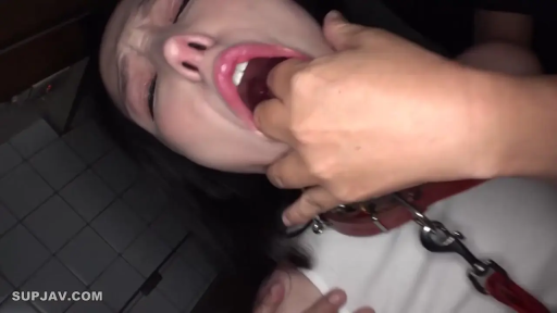 室内 · 脸部特写 · 白色背心 · BDSM · 仰头 · 痛苦 · 项圈 · 指奸