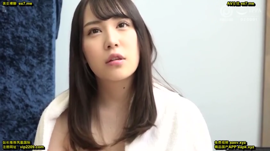 浴室 · 锁骨特写 · 白色浴巾 · 微张嘴唇 · 无妆感