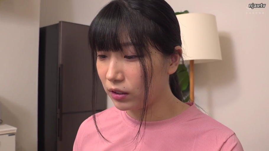 室内 · 低头 · 脸部特写 · 注视 · 粉色T恤 · 马尾 · 忧虑 · 冰箱