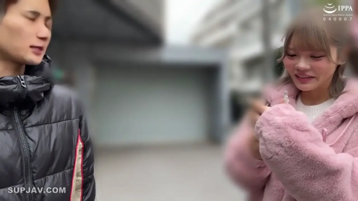 手机 · 人行道 · 两人上半身中景 · 冬季着装 · 女生微笑着看手机 · 男生黑色带拉链羽绒服