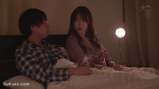 床上 · 床单 · 男性侧头看向女性 · 两人上半身中景 · 深夜氛围 · 女性身穿粉紫色长袖睡衣