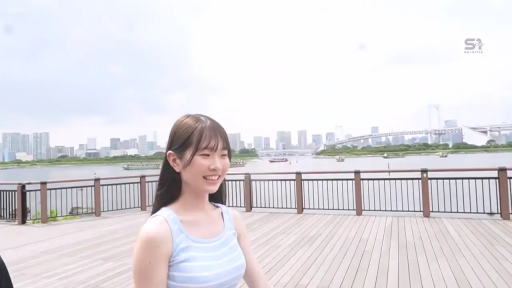 站立 · 中景 · 长发 · 散步 · 甜美微笑 · 浅蓝色条纹背心 · 户外滨海步道