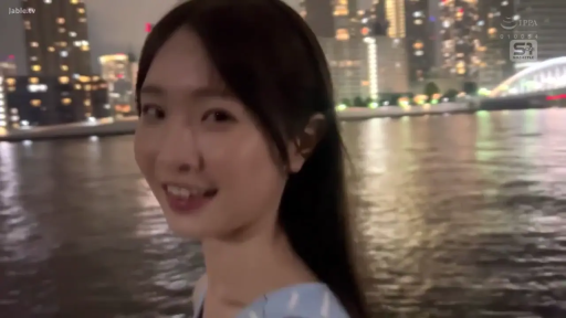 温柔 · 面部特写 · 浅色连衣裙 · 夜景 · 灯火辉煌