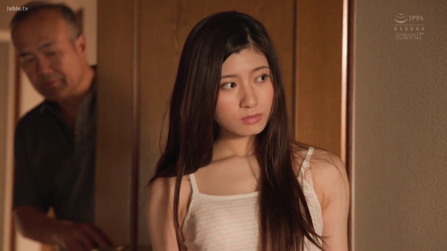 室内 · 站立 · 半身 · 剧情 · 白色吊带 · 窥视 · 忧虑 · 木门