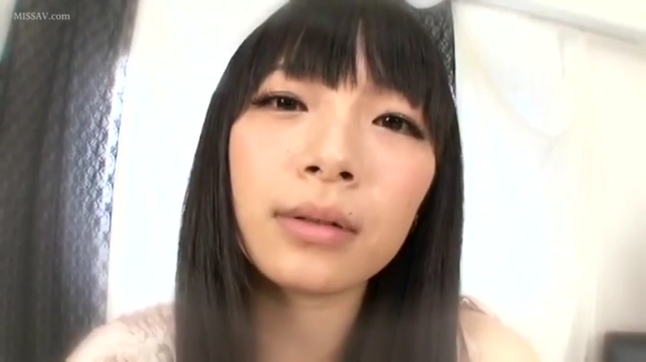 室内 · 脸部特写 · 浅色上衣