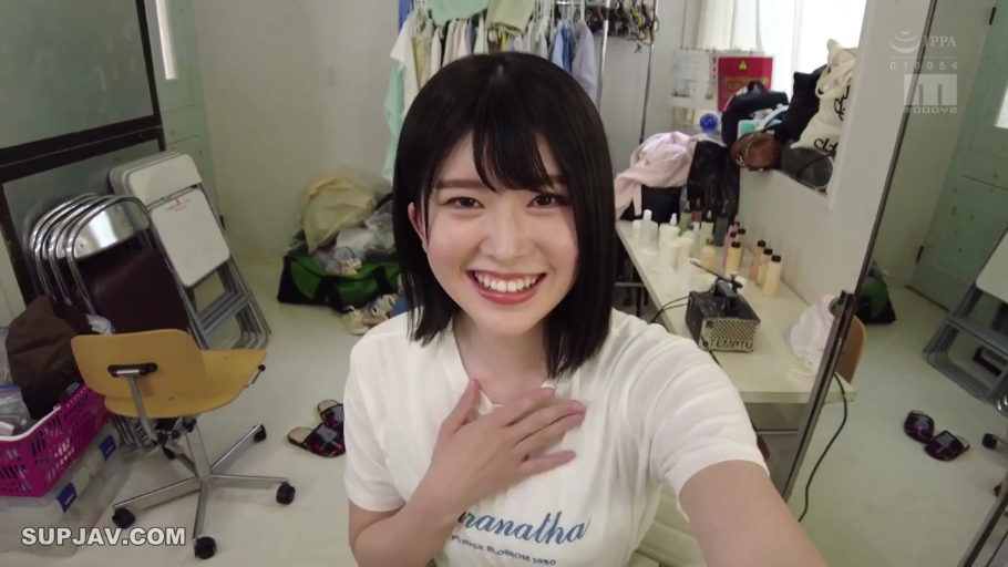 白色短袖 · 更衣室 · 注视镜头 · 短发 · 头部特写 · 甜美微笑 · 正面姿势