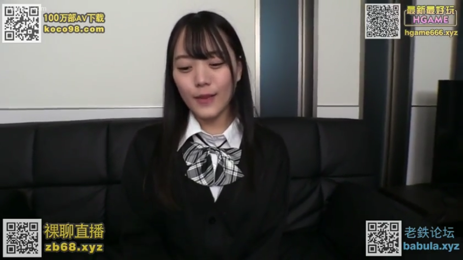 脸部特写 · 微笑 · 格纹蝴蝶结领结 · 室内沙发