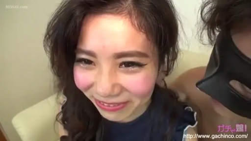 室内 · 脸部特写 · 红晕 · 互动 · 多人互动 · 面具 · 侧倾 · 深色无袖上衣