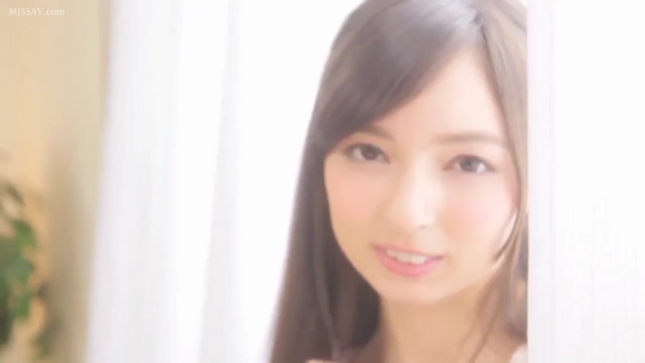 室内 · 脸部特写 · 微笑 · 白色上衣 · 注视 · 窗帘 · 长发 · 正面