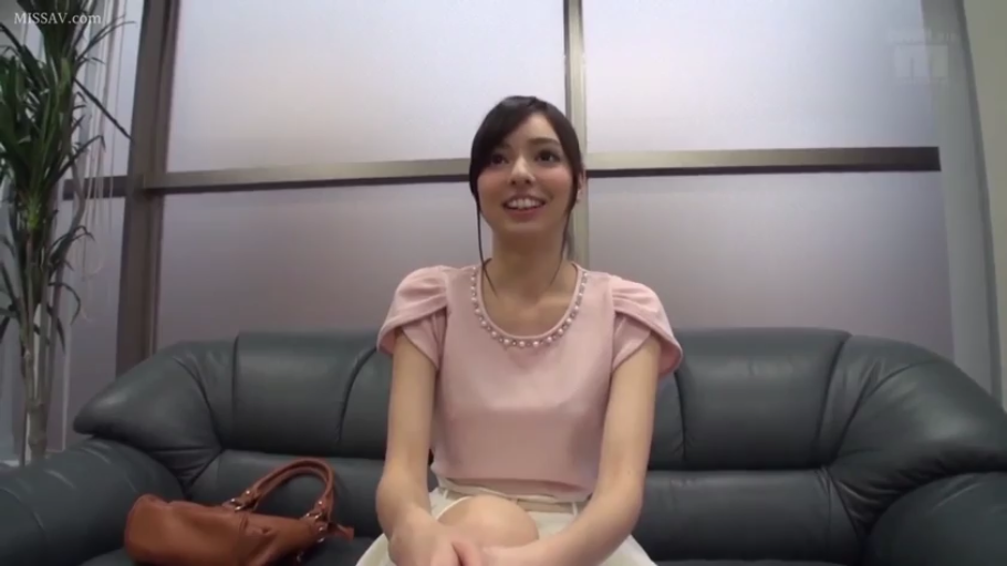 室内 · 坐姿 · 中景 · 微笑 · 手提包 · 谈话 · 粉色上衣