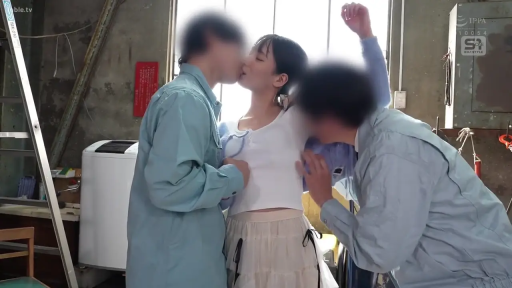 工棚 · 享受 · 腋下特写 · 浅色百褶裙 · 多人互动 · 男子穿蓝色工作服