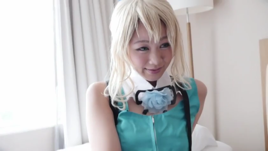 坐姿 · 注视镜头 · 室内房间 · 中景特写 · 含蓄微笑 · 蓝绿色角色扮演服