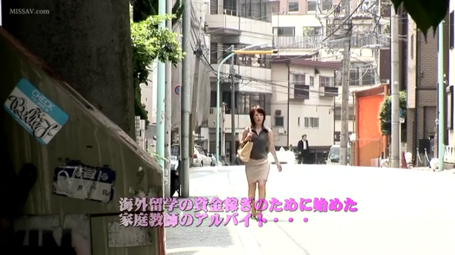 平静 · 日语字幕 · 城市街道 · 浅色紧身包臀裙