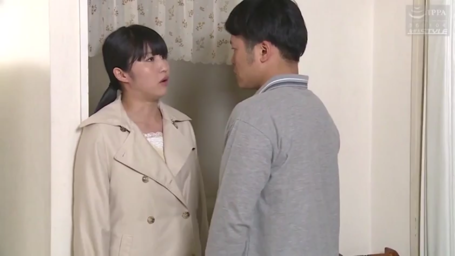 专注 · 房门前 · 两人面部特写 · 男子身穿灰色Polo衫