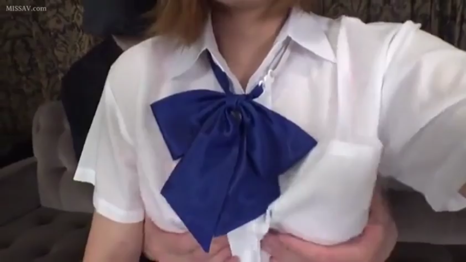 沙发 · 胸部特写 · 蓝色领结 · 揉胸