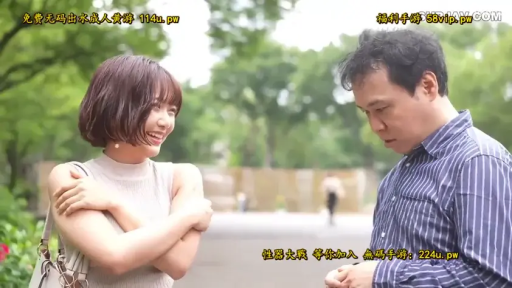 交谈 · 中景 · 微笑 · 手提包 · 短发 · 无袖上衣 · 户外公园 · 站立抱胸