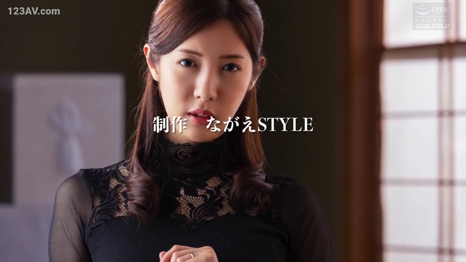 室内 · 情熱的 · 肩部特写 · 黑色蕾丝领连衣裙